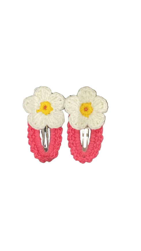 Flower-shaped hair clips with pink